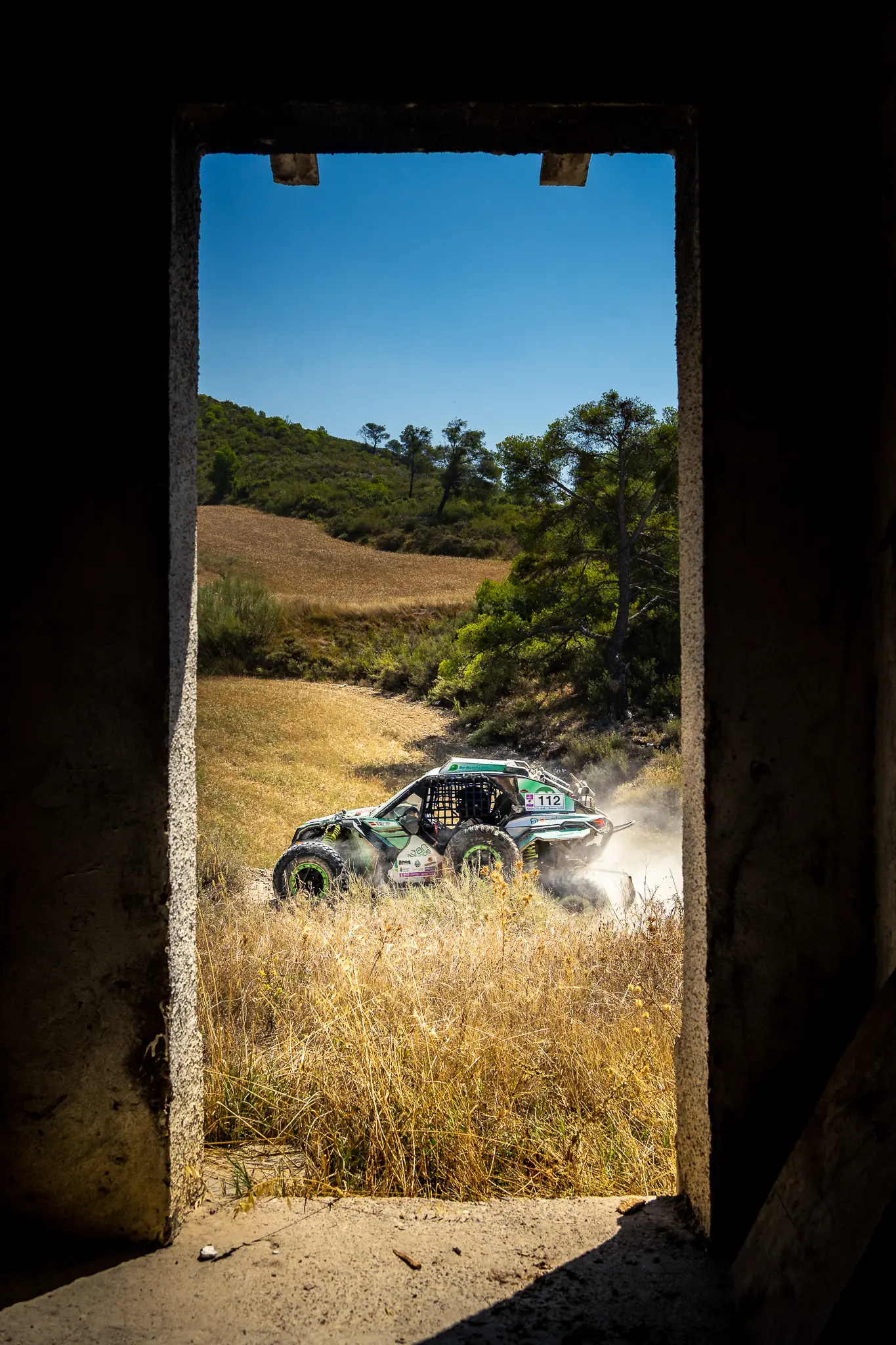 Coche de asistencia del rally en el parque cerrado