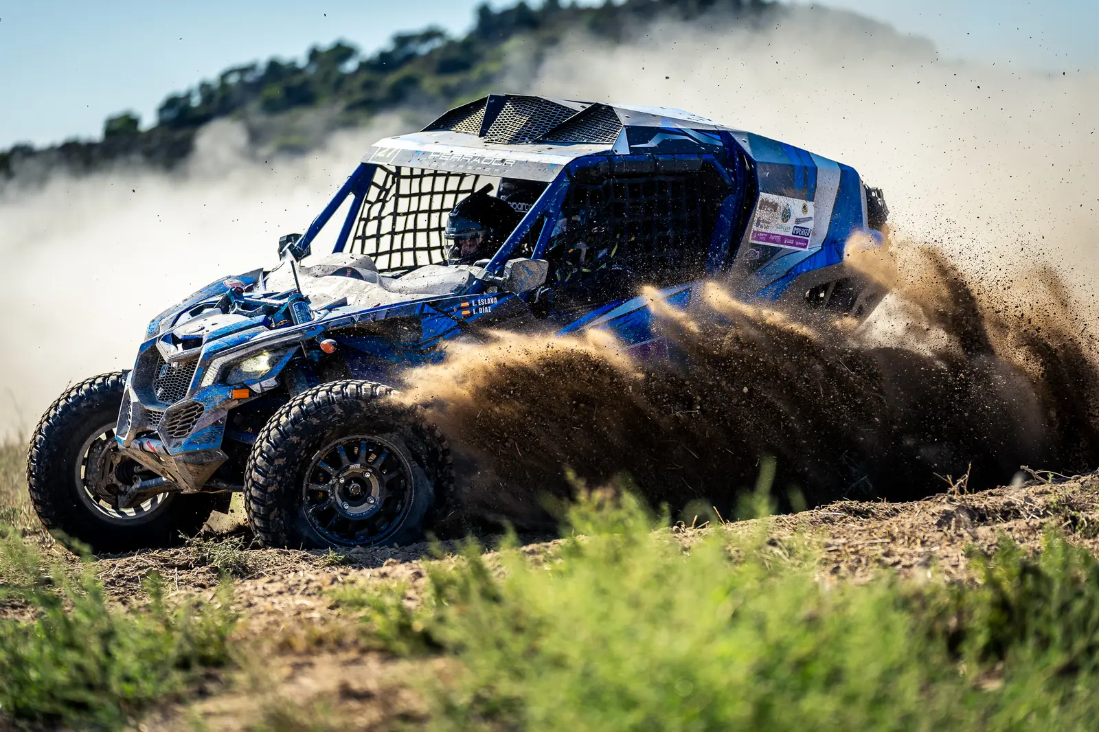 Vehículo del Cierzo Rally a contraluz